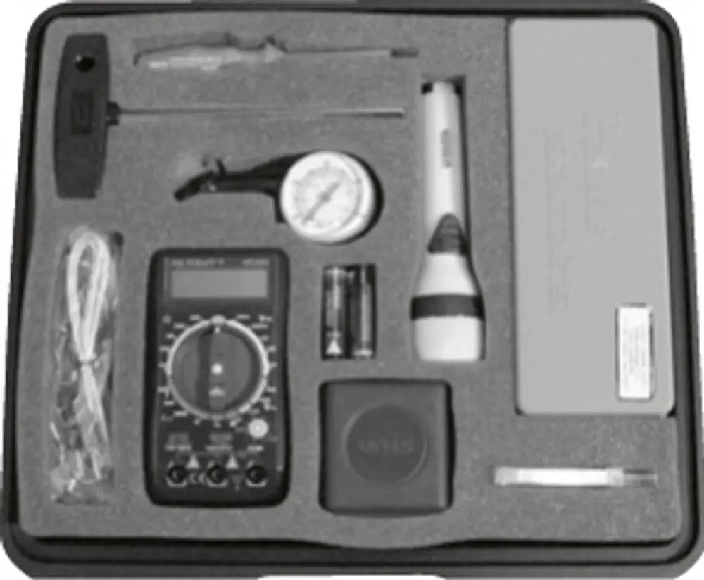 Werkzeugset im Bosch-Koffer, enthält Multimeter, Taschenlampe, Manometer, Stromkabel und weitere Messinstrumente auf gepolstertem Einsatz.
